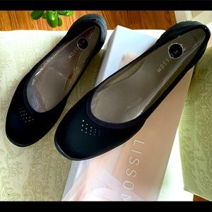 Size 9 Lissom black flats
